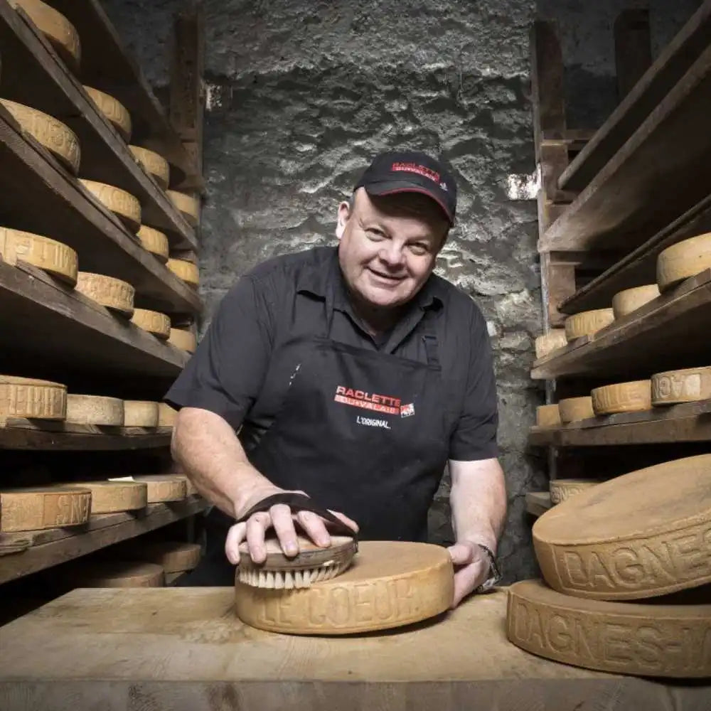 L'art de racler un fromage | L'expert Eddy Baillifard – Misterraclette